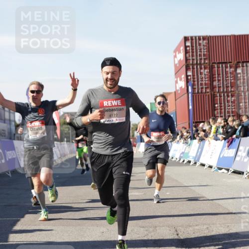 03.10.2025 - Köhlbrandbrückenlauf Jannik Wohlers http://msf.ph/oto/9111037 03.10.2025 13:00:32 Ziel 4016, 4163, 4172, 4275, 4299, 4622, 4850, 5664, 6373, 6490, 6707, 6714 meine-sportfotos.de