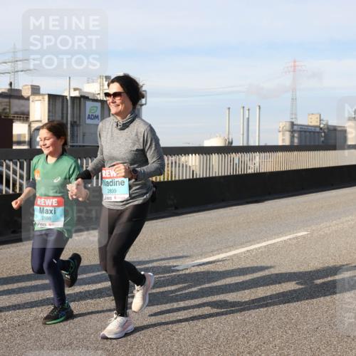 03.10.2025 - Köhlbrandbrückenlauf Lena Gebhardt http://msf.ph/oto/9111046 03.10.2025 10:15:17 Position 2 2898, 2899 meine-sportfotos.de