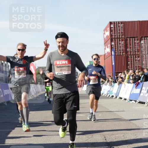 03.10.2025 - Köhlbrandbrückenlauf Jannik Wohlers http://msf.ph/oto/9111053 03.10.2025 13:00:32 Ziel 4016, 4163, 4172, 4275, 4299, 4622, 4850, 5664, 6373, 6490, 6707, 6714 meine-sportfotos.de