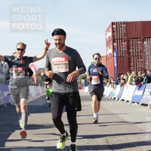 03.10.2025 - Köhlbrandbrückenlauf Jannik Wohlers http://msf.ph/oto/9111063 03.10.2025 13:00:32 Ziel 4016, 4163, 4172, 4275, 4299, 4622, 4850, 5664, 6373, 6490, 6707, 6714 meine-sportfotos.de