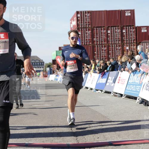03.10.2025 - Köhlbrandbrückenlauf Jannik Wohlers http://msf.ph/oto/9111066 03.10.2025 13:00:33 Ziel 4016, 4163, 4172, 4228, 4275, 4299, 4622, 4850, 5011, 5664, 6373, 6490, 6714 meine-sportfotos.de