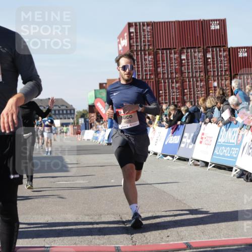 03.10.2025 - Köhlbrandbrückenlauf Jannik Wohlers http://msf.ph/oto/9111081 03.10.2025 13:00:33 Ziel 4016, 4163, 4172, 4228, 4275, 4299, 4622, 4850, 5011, 5664, 6373, 6490, 6714 meine-sportfotos.de