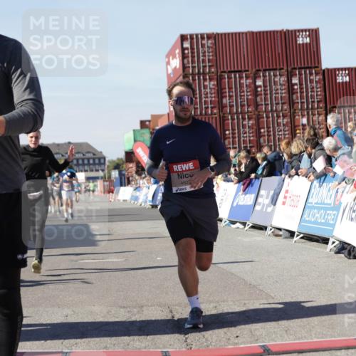 03.10.2025 - Köhlbrandbrückenlauf Jannik Wohlers http://msf.ph/oto/9111086 03.10.2025 13:00:33 Ziel 4016, 4163, 4172, 4228, 4275, 4299, 4622, 4850, 5011, 5664, 6373, 6490, 6714 meine-sportfotos.de