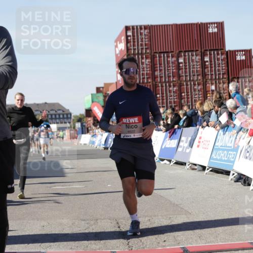 03.10.2025 - Köhlbrandbrückenlauf Jannik Wohlers http://msf.ph/oto/9111093 03.10.2025 13:00:33 Ziel 4016, 4163, 4172, 4228, 4275, 4299, 4622, 4850, 5011, 5664, 6373, 6490, 6714 meine-sportfotos.de