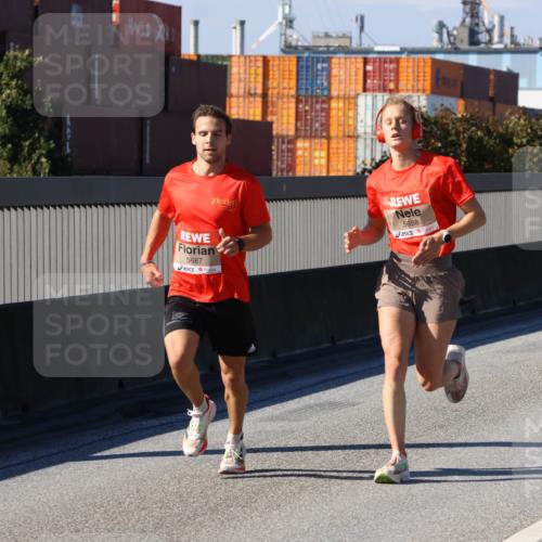 03.10.2025 - Köhlbrandbrückenlauf Strokosch-Dieckow http://msf.ph/oto/9111100 03.10.2025 12:38:16 Position 3 5688, 5687 meine-sportfotos.de