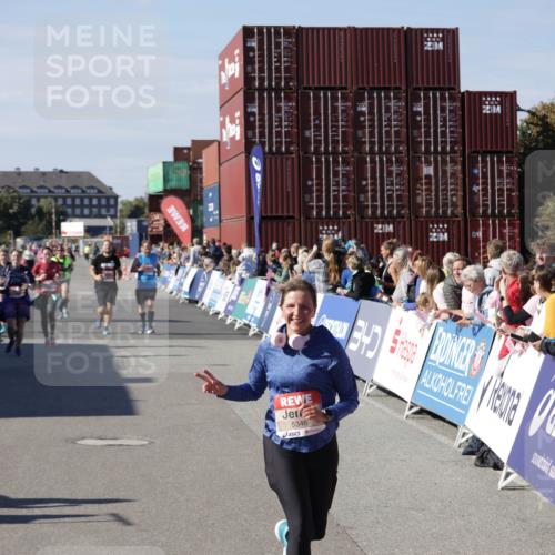 03.10.2025 - Köhlbrandbrückenlauf Jannik Wohlers http://msf.ph/oto/9111102 03.10.2025 13:30:32 Ziel 4927, 5017, 5060, 5157, 5346, 6078 meine-sportfotos.de