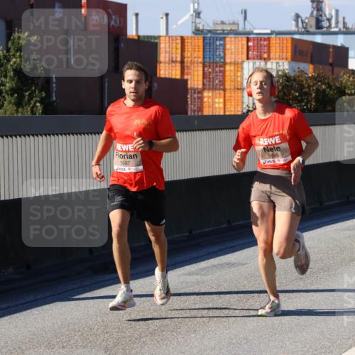 03.10.2025 - Köhlbrandbrückenlauf Strokosch-Dieckow http://msf.ph/oto/9111104 03.10.2025 12:38:16 Position 3 5687, 5688 meine-sportfotos.de