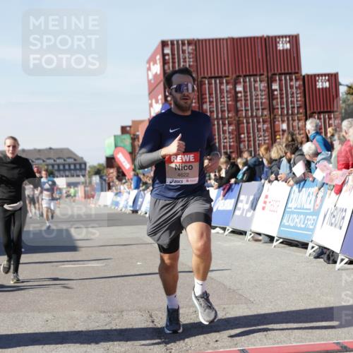 03.10.2025 - Köhlbrandbrückenlauf Jannik Wohlers http://msf.ph/oto/9111105 03.10.2025 13:00:33 Ziel 4016, 4163, 4172, 4228, 4275, 4299, 4622, 4850, 5011, 5664, 6373, 6490, 6714 meine-sportfotos.de