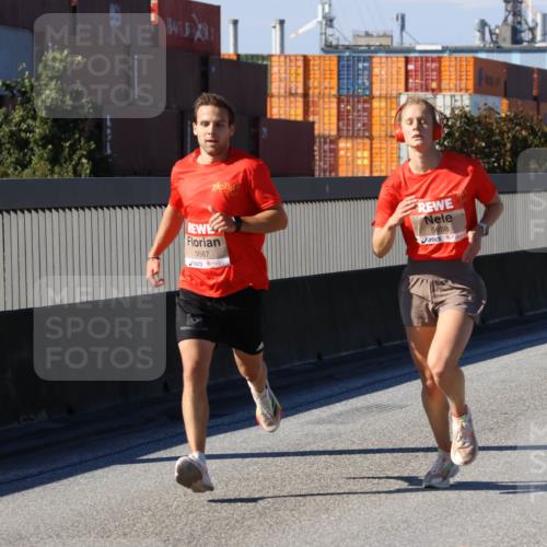 03.10.2025 - Köhlbrandbrückenlauf Strokosch-Dieckow http://msf.ph/oto/9111108 03.10.2025 12:38:16 Position 3 5687, 5688 meine-sportfotos.de