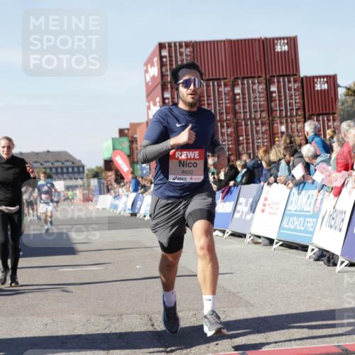03.10.2025 - Köhlbrandbrückenlauf Jannik Wohlers http://msf.ph/oto/9111115 03.10.2025 13:00:33 Ziel 4016, 4163, 4172, 4228, 4275, 4299, 4622, 4850, 5011, 5664, 6373, 6490, 6714 meine-sportfotos.de