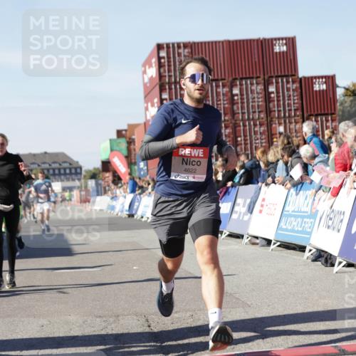03.10.2025 - Köhlbrandbrückenlauf Jannik Wohlers http://msf.ph/oto/9111121 03.10.2025 13:00:33 Ziel 4016, 4163, 4172, 4228, 4275, 4299, 4622, 4850, 5011, 5664, 6373, 6490, 6714 meine-sportfotos.de