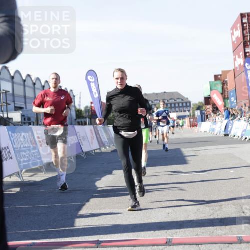 03.10.2025 - Köhlbrandbrückenlauf Jannik Wohlers http://msf.ph/oto/9111162 03.10.2025 13:00:34 Ziel 4016, 4163, 4172, 4228, 4275, 4299, 4622, 4850, 5011, 5664, 6373, 6490, 6714 meine-sportfotos.de