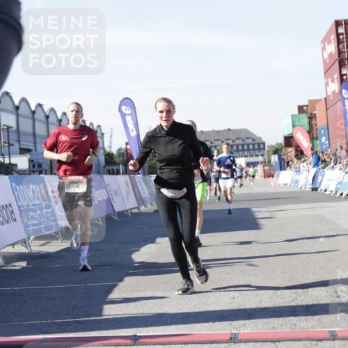03.10.2025 - Köhlbrandbrückenlauf Jannik Wohlers http://msf.ph/oto/9111170 03.10.2025 13:00:34 Ziel 4016, 4163, 4172, 4228, 4275, 4299, 4622, 4850, 5011, 5664, 6373, 6490, 6714 meine-sportfotos.de