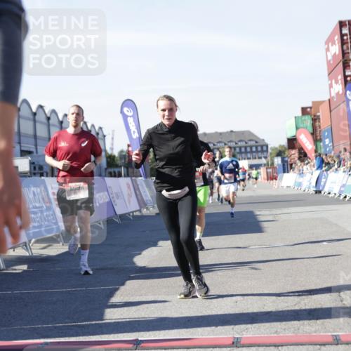 03.10.2025 - Köhlbrandbrückenlauf Jannik Wohlers http://msf.ph/oto/9111177 03.10.2025 13:00:34 Ziel 4016, 4163, 4172, 4228, 4275, 4299, 4622, 4850, 5011, 5664, 6373, 6490, 6714 meine-sportfotos.de