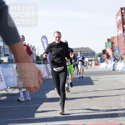 03.10.2025 - Köhlbrandbrückenlauf Jannik Wohlers http://msf.ph/oto/9111190 03.10.2025 13:00:34 Ziel 4016, 4163, 4172, 4228, 4275, 4299, 4622, 4850, 5011, 5664, 6373, 6490, 6714 meine-sportfotos.de