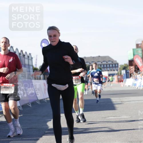 03.10.2025 - Köhlbrandbrückenlauf Jannik Wohlers http://msf.ph/oto/9111197 03.10.2025 13:00:34 Ziel 4016, 4163, 4172, 4228, 4275, 4299, 4622, 4850, 5011, 5664, 6373, 6490, 6714 meine-sportfotos.de