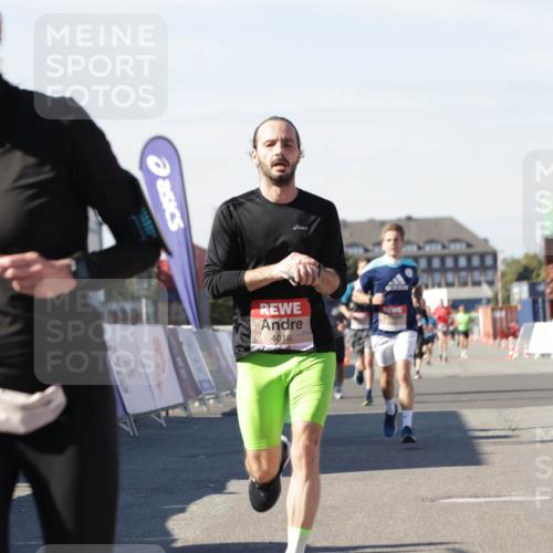 03.10.2025 - Köhlbrandbrückenlauf Jannik Wohlers http://msf.ph/oto/9111222 03.10.2025 13:00:35 Ziel 4016, 4163, 4172, 4228, 4299, 4622, 4850, 5011, 5664, 6373, 6490, 6714 meine-sportfotos.de
