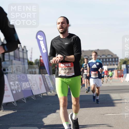 03.10.2025 - Köhlbrandbrückenlauf Jannik Wohlers http://msf.ph/oto/9111257 03.10.2025 13:00:36 Ziel 4016, 4163, 4172, 4228, 4299, 4622, 4763, 4850, 5011, 5664, 6373, 6490, 6714 meine-sportfotos.de
