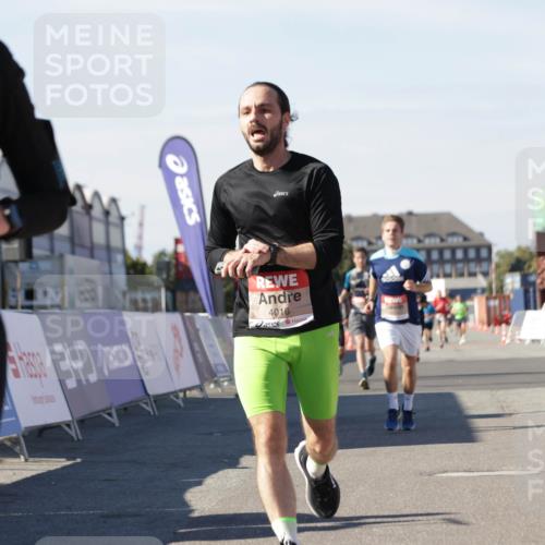 03.10.2025 - Köhlbrandbrückenlauf Jannik Wohlers http://msf.ph/oto/9111264 03.10.2025 13:00:36 Ziel 4016, 4163, 4172, 4228, 4299, 4622, 4763, 4850, 5011, 5664, 6373, 6490, 6714 meine-sportfotos.de