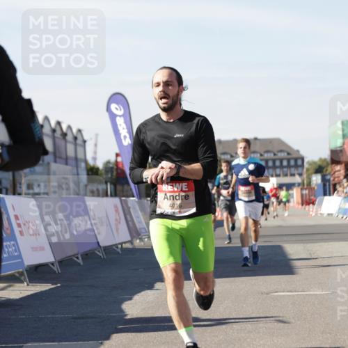 03.10.2025 - Köhlbrandbrückenlauf Jannik Wohlers http://msf.ph/oto/9111269 03.10.2025 13:00:36 Ziel 4016, 4163, 4172, 4228, 4299, 4622, 4763, 4850, 5011, 5664, 6373, 6490, 6714 meine-sportfotos.de