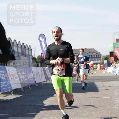 03.10.2025 - Köhlbrandbrückenlauf Jannik Wohlers http://msf.ph/oto/9111275 03.10.2025 13:00:36 Ziel 4016, 4163, 4172, 4228, 4299, 4622, 4763, 4850, 5011, 5664, 6373, 6490, 6714 meine-sportfotos.de