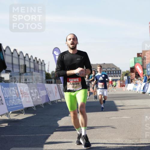 03.10.2025 - Köhlbrandbrückenlauf Jannik Wohlers http://msf.ph/oto/9111291 03.10.2025 13:00:36 Ziel 4016, 4163, 4172, 4228, 4299, 4622, 4763, 4850, 5011, 5664, 6373, 6490, 6714 meine-sportfotos.de