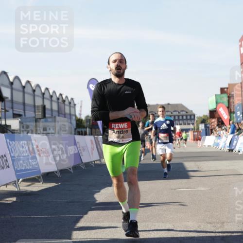 03.10.2025 - Köhlbrandbrückenlauf Jannik Wohlers http://msf.ph/oto/9111301 03.10.2025 13:00:36 Ziel 4016, 4163, 4172, 4228, 4299, 4622, 4763, 4850, 5011, 5664, 6373, 6490, 6714 meine-sportfotos.de