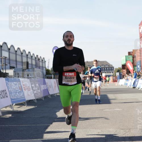 03.10.2025 - Köhlbrandbrückenlauf Jannik Wohlers http://msf.ph/oto/9111314 03.10.2025 13:00:36 Ziel 4016, 4163, 4172, 4228, 4299, 4622, 4763, 4850, 5011, 5664, 6373, 6490, 6714 meine-sportfotos.de