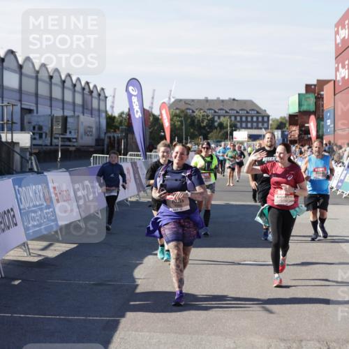 03.10.2025 - Köhlbrandbrückenlauf Jannik Wohlers http://msf.ph/oto/9111324 03.10.2025 13:30:38 Ziel 4355, 4840, 4841, 5289, 5346, 6170, 6223, 6347 meine-sportfotos.de