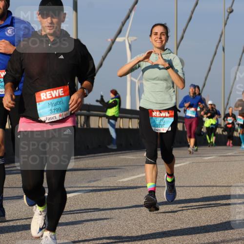 03.10.2025 - Köhlbrandbrückenlauf Strokosch-Dieckow http://msf.ph/oto/9111327 03.10.2025 09:43:56 Position 2 20, 3799, 3797 meine-sportfotos.de
