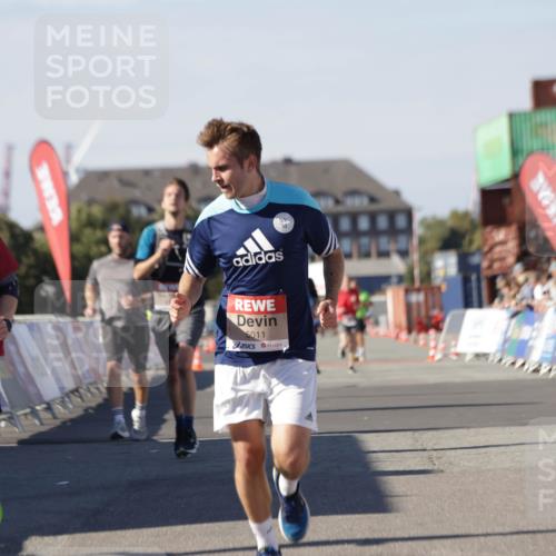 03.10.2025 - Köhlbrandbrückenlauf Jannik Wohlers http://msf.ph/oto/9111352 03.10.2025 13:00:37 Ziel 4016, 4163, 4172, 4228, 4299, 4622, 4763, 4850, 5011, 5664, 6373, 6490 meine-sportfotos.de