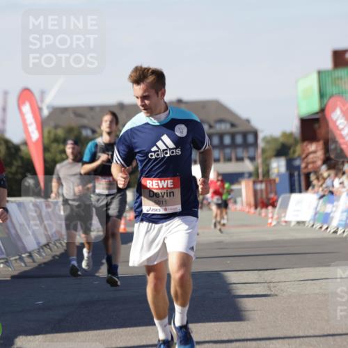 03.10.2025 - Köhlbrandbrückenlauf Jannik Wohlers http://msf.ph/oto/9111360 03.10.2025 13:00:37 Ziel 4016, 4163, 4172, 4228, 4299, 4622, 4763, 4850, 5011, 5664, 6373, 6490 meine-sportfotos.de