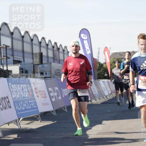 03.10.2025 - Köhlbrandbrückenlauf Jannik Wohlers http://msf.ph/oto/9111380 03.10.2025 13:00:38 Ziel 4016, 4018, 4172, 4228, 4299, 4622, 4763, 4850, 5011, 5664, 6373, 6490 meine-sportfotos.de