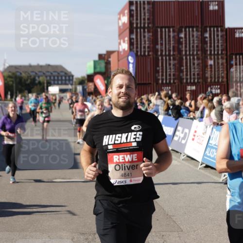 03.10.2025 - Köhlbrandbrückenlauf Jannik Wohlers http://msf.ph/oto/9111405 03.10.2025 13:30:44 Ziel 4355, 4840, 4841, 4937, 5289, 5391, 6170, 6223, 6347 meine-sportfotos.de