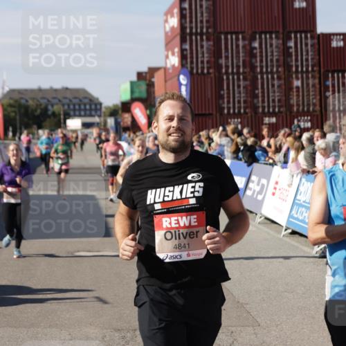 03.10.2025 - Köhlbrandbrückenlauf Jannik Wohlers http://msf.ph/oto/9111410 03.10.2025 13:30:44 Ziel 4355, 4840, 4841, 4937, 5289, 5391, 6170, 6223, 6347 meine-sportfotos.de