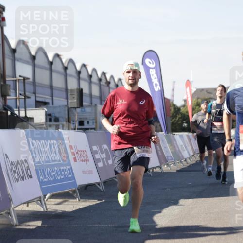 03.10.2025 - Köhlbrandbrückenlauf Jannik Wohlers http://msf.ph/oto/9111415 03.10.2025 13:00:38 Ziel 4016, 4018, 4172, 4228, 4299, 4622, 4763, 4850, 5011, 5664, 6373, 6490 meine-sportfotos.de
