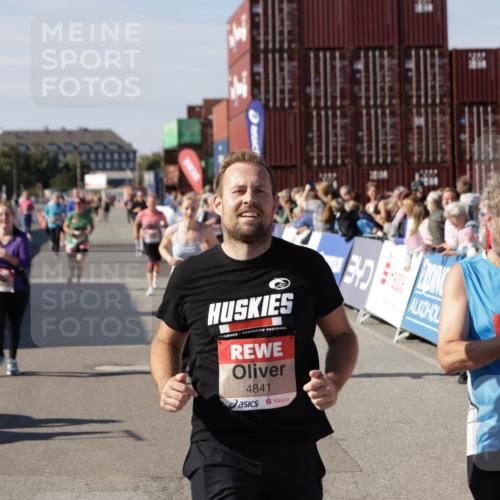 03.10.2025 - Köhlbrandbrückenlauf Jannik Wohlers http://msf.ph/oto/9111419 03.10.2025 13:30:44 Ziel 4355, 4840, 4841, 4937, 5289, 5391, 6170, 6223, 6347 meine-sportfotos.de