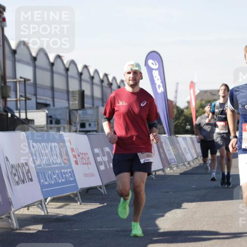 03.10.2025 - Köhlbrandbrückenlauf Jannik Wohlers http://msf.ph/oto/9111427 03.10.2025 13:00:38 Ziel 4016, 4018, 4172, 4228, 4299, 4622, 4763, 4850, 5011, 5664, 6373, 6490 meine-sportfotos.de