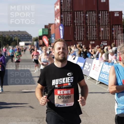 03.10.2025 - Köhlbrandbrückenlauf Jannik Wohlers http://msf.ph/oto/9111430 03.10.2025 13:30:44 Ziel 4355, 4840, 4841, 4937, 5289, 5391, 6170, 6223, 6347 meine-sportfotos.de
