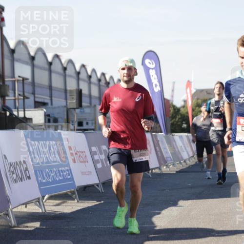 03.10.2025 - Köhlbrandbrückenlauf Jannik Wohlers http://msf.ph/oto/9111434 03.10.2025 13:00:38 Ziel 4016, 4018, 4172, 4228, 4299, 4622, 4763, 4850, 5011, 5664, 6373, 6490 meine-sportfotos.de