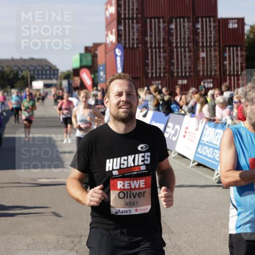 03.10.2025 - Köhlbrandbrückenlauf Jannik Wohlers http://msf.ph/oto/9111435 03.10.2025 13:30:44 Ziel 4355, 4840, 4841, 4937, 5289, 5391, 6170, 6223, 6347 meine-sportfotos.de