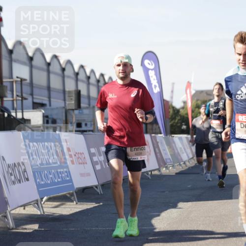 03.10.2025 - Köhlbrandbrückenlauf Jannik Wohlers http://msf.ph/oto/9111438 03.10.2025 13:00:39 Ziel 4016, 4018, 4172, 4228, 4299, 4622, 4763, 4850, 5011, 5664, 6373 meine-sportfotos.de