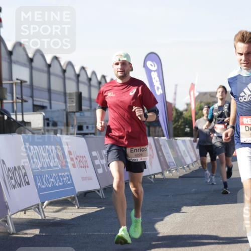 03.10.2025 - Köhlbrandbrückenlauf Jannik Wohlers http://msf.ph/oto/9111445 03.10.2025 13:00:39 Ziel 4016, 4018, 4172, 4228, 4299, 4622, 4763, 4850, 5011, 5664, 6373 meine-sportfotos.de