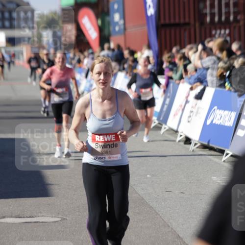 03.10.2025 - Köhlbrandbrückenlauf Jannik Wohlers http://msf.ph/oto/9111450 03.10.2025 13:30:45 Ziel 4355, 4840, 4841, 4937, 5005, 5142, 5289, 5391, 5402, 6170, 6223, 6347 meine-sportfotos.de