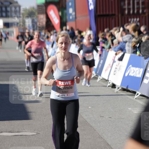 03.10.2025 - Köhlbrandbrückenlauf Jannik Wohlers http://msf.ph/oto/9111459 03.10.2025 13:30:45 Ziel 4355, 4840, 4841, 4937, 5005, 5142, 5289, 5391, 5402, 6170, 6223, 6347 meine-sportfotos.de