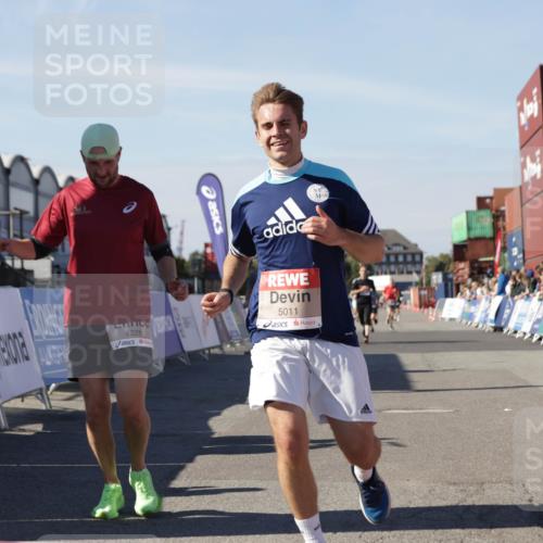 03.10.2025 - Köhlbrandbrückenlauf Jannik Wohlers http://msf.ph/oto/9111475 03.10.2025 13:00:40 Ziel 4016, 4018, 4172, 4228, 4299, 4622, 4763, 4850, 5011, 5664, 6373 meine-sportfotos.de