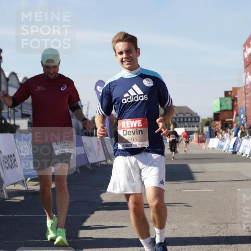 03.10.2025 - Köhlbrandbrückenlauf Jannik Wohlers http://msf.ph/oto/9111482 03.10.2025 13:00:40 Ziel 4016, 4018, 4172, 4228, 4299, 4622, 4763, 4850, 5011, 5664, 6373 meine-sportfotos.de