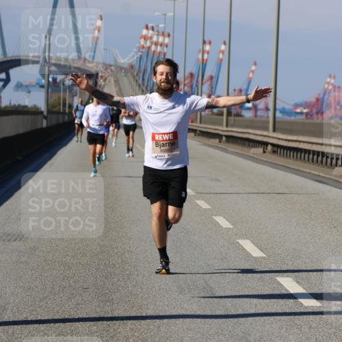 03.10.2025 - Köhlbrandbrückenlauf Strokosch-Dieckow http://msf.ph/oto/9111483 03.10.2025 12:39:26 Position 3 6086 meine-sportfotos.de