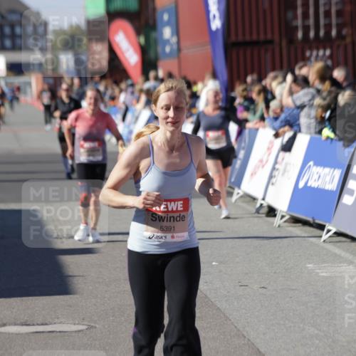 03.10.2025 - Köhlbrandbrückenlauf Jannik Wohlers http://msf.ph/oto/9111487 03.10.2025 13:30:45 Ziel 4355, 4840, 4841, 4937, 5005, 5142, 5289, 5391, 5402, 6170, 6223, 6347 meine-sportfotos.de