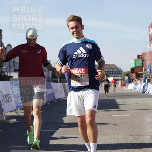 03.10.2025 - Köhlbrandbrückenlauf Jannik Wohlers http://msf.ph/oto/9111491 03.10.2025 13:00:40 Ziel 4016, 4018, 4172, 4228, 4299, 4622, 4763, 4850, 5011, 5664, 6373 meine-sportfotos.de